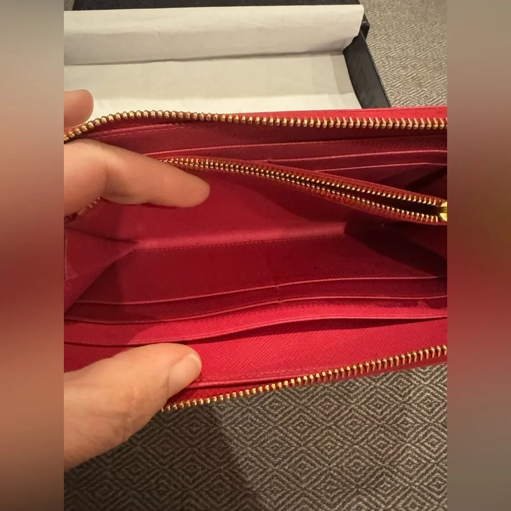 Prada - Saffiano Leather Pink (Peonia) Bow Detail Zippered Wallet - EXCELLENT - Picture 6 of 15